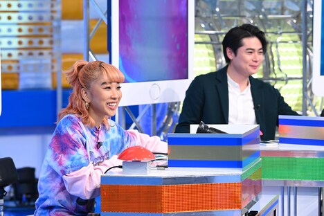 左から青山テルマ、平成ノブシコブシ吉村。(c)日本テレビ