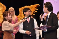 おいでやす小田（中央）