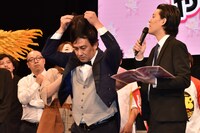 「カメラには撮られたくない」と自身の頭頂部を芸人たちに向けて見せる、だーりんず・松本りんす。