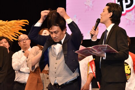 「カメラには撮られたくない」と自身の頭頂部を芸人たちに向けて見せる、だーりんず・松本りんす。