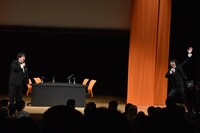 会場にウエーブを呼びかける水川かたまり（右）。