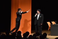 会場にウエーブを呼びかける水川かたまり（左）。