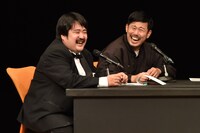 （左から）鈴木もぐらと岡野陽一。