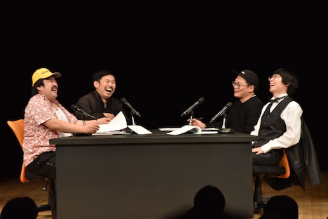 （左から）鈴木もぐら、岡野陽一、作家の永井氏、水川かたまり。