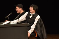 水川かたまり（手前）と作家の永井氏。