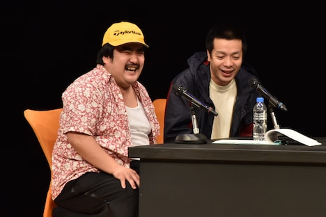 （左から）空気階段・鈴木もぐらと峯田和伸。