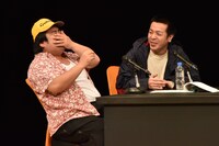 （左から）鈴木もぐら、峯田和伸。