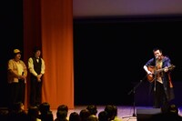 空気階段と峯田和伸。