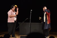 （左から）鈴木もぐらと峯田和伸。