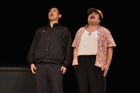 ユニットコントを繰り広げる（左から）岡野陽一と鈴木もぐら。