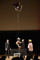 岡野陽一（中央）の「鶏肉に風船つけて飛ばす」ネタが組み込まれたユニットコントのワンシーン。