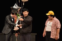 「鶏肉に風船つけて飛ばす」ワンシーン。