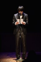 彼女への手紙を読む水川かたまり。