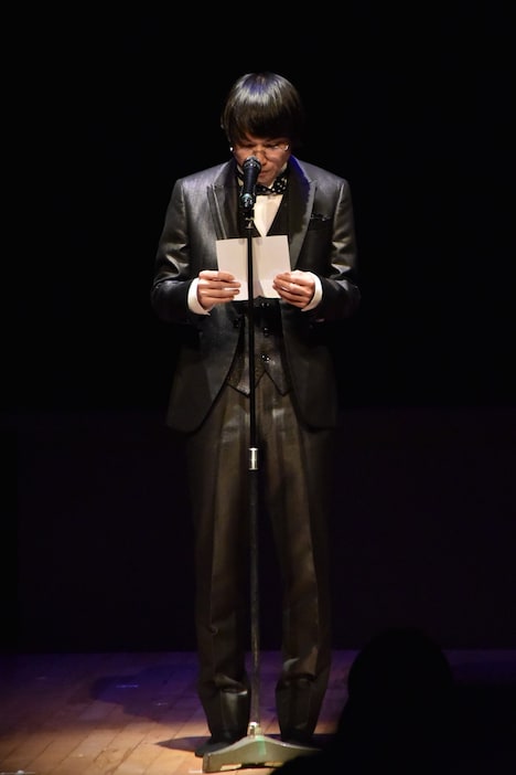 彼女への手紙を読む水川かたまり。