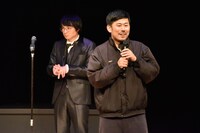 プロポーズを前とした水川かたまりと、岡野陽一（手前）。