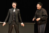 土屋アンナに感謝を述べる水川かたまり（左）。