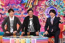 明石家さんま（中央）、蛍原徹（右）、陣内智則（左）。(c)テレビ朝日