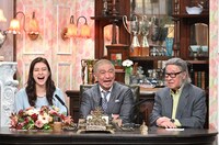 「探偵！ナイトスクープ」に出演する松本人志（中央）、キダ・タロー（右）、増田沙織アナ（左）。(c)ABCテレビ