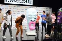 モニュメントを見る一同。