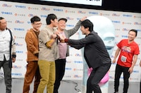 ロバート山本を前に引きずり出すかまいたち濱家。