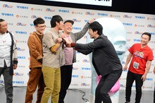 ロバート山本を前に引きずり出すかまいたち濱家。