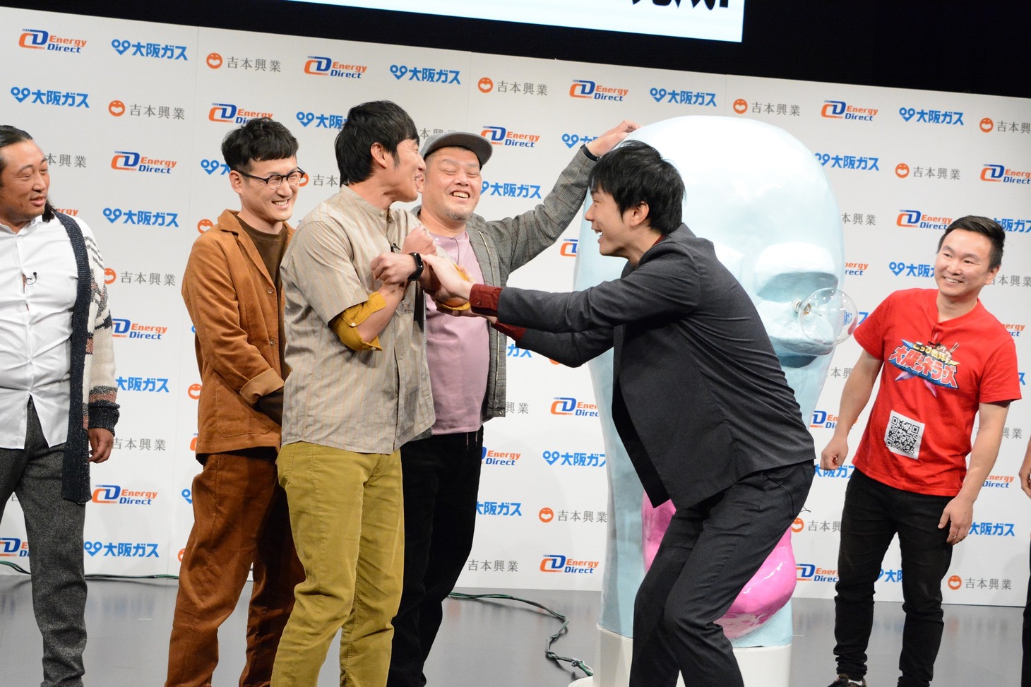 ロバート山本を前に引きずり出すかまいたち濱家。