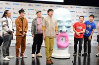 しゃべる犬のモノマネを披露するロバート山本。