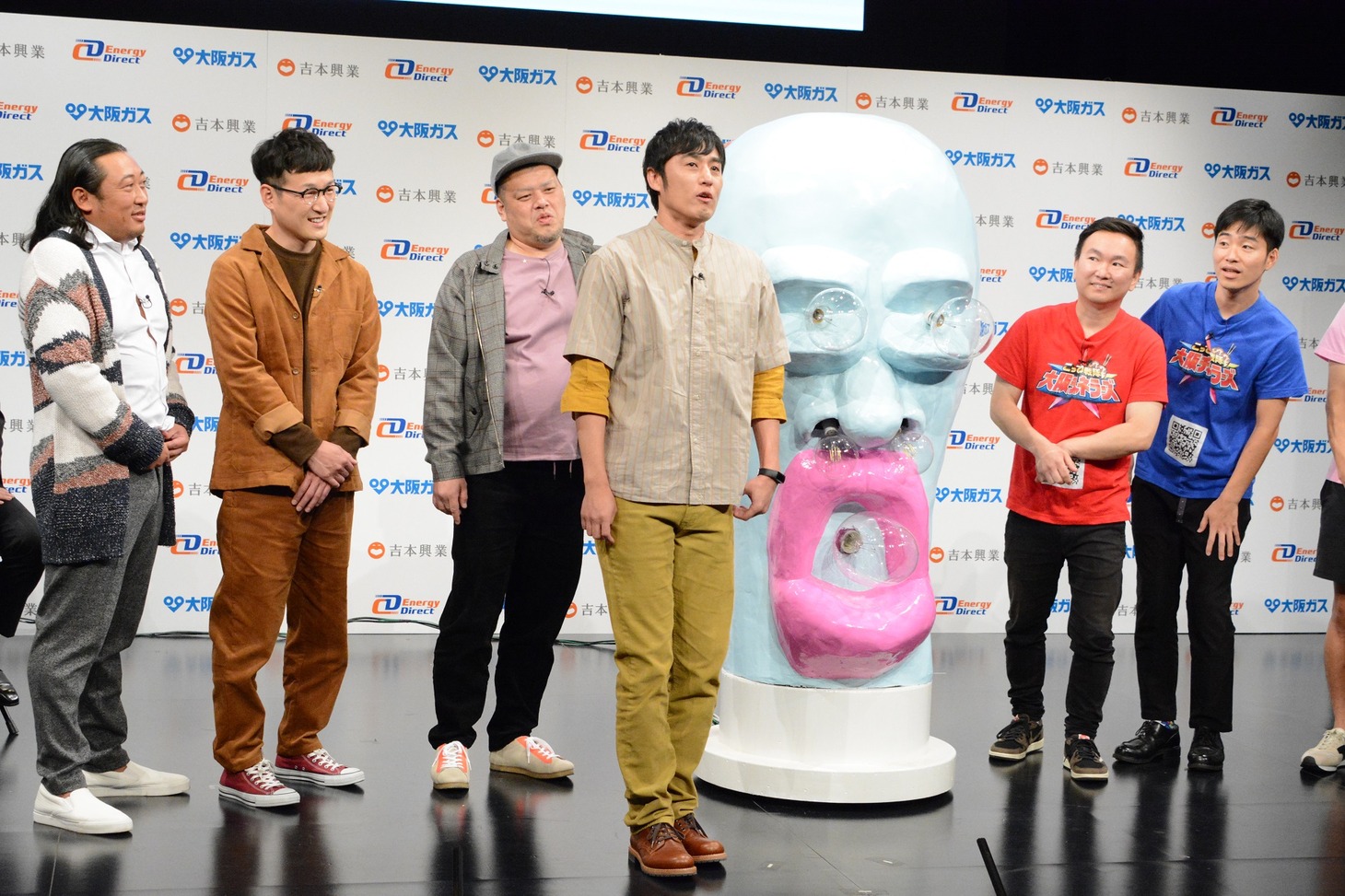 しゃべる犬のモノマネを披露するロバート山本。