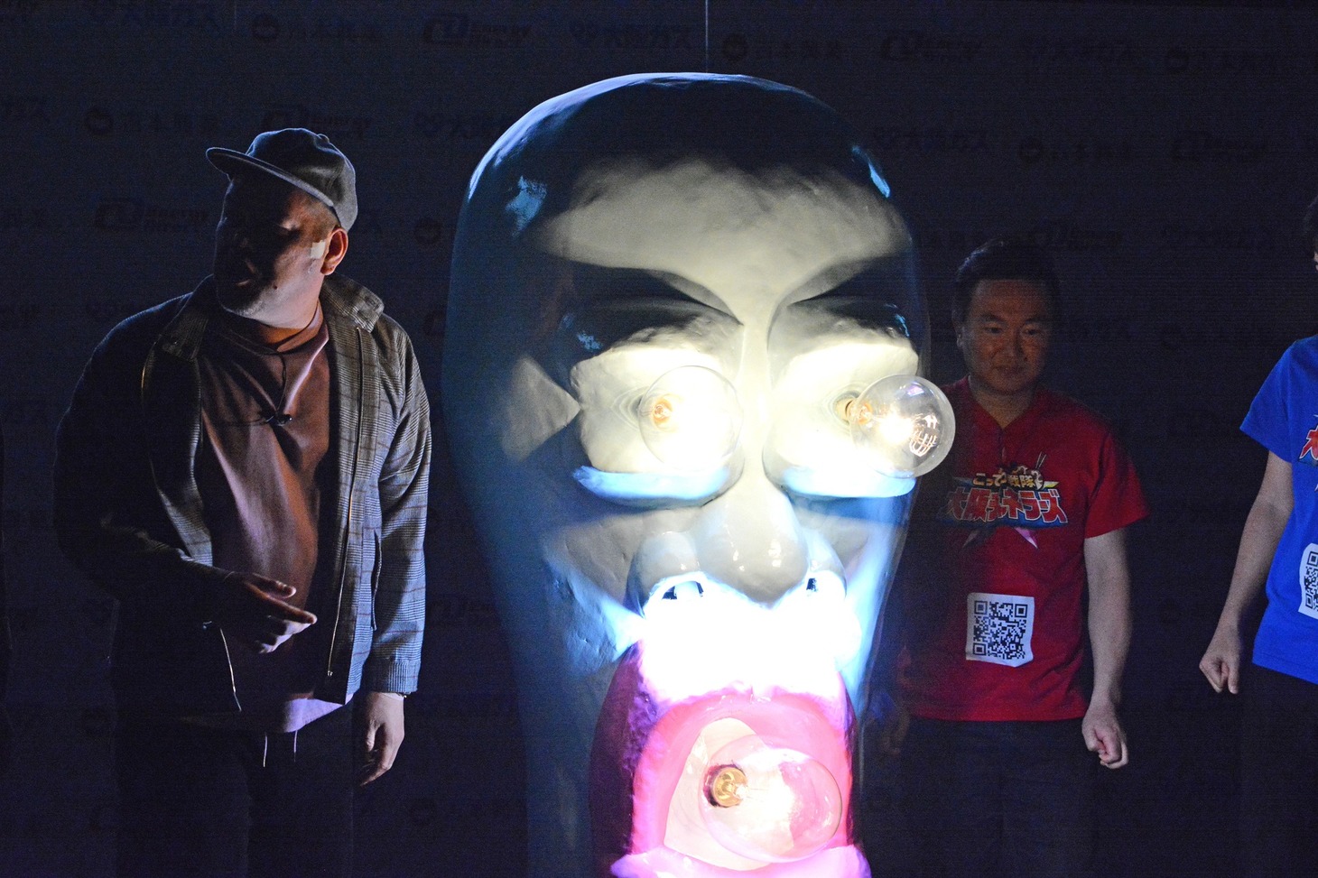 光るモニュメント。