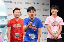 「しゃべる犬の向かい側にいる犬」を披露するジャルジャル後藤。