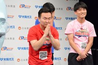 「しゃべる犬を見ていたお坊さん」を披露するかまいたち山内。