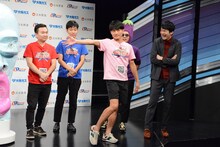 「犬やお坊さんの光景を無視してギャグの練習をしている1年目のお笑い芸人」を披露するジャルジャル福徳。