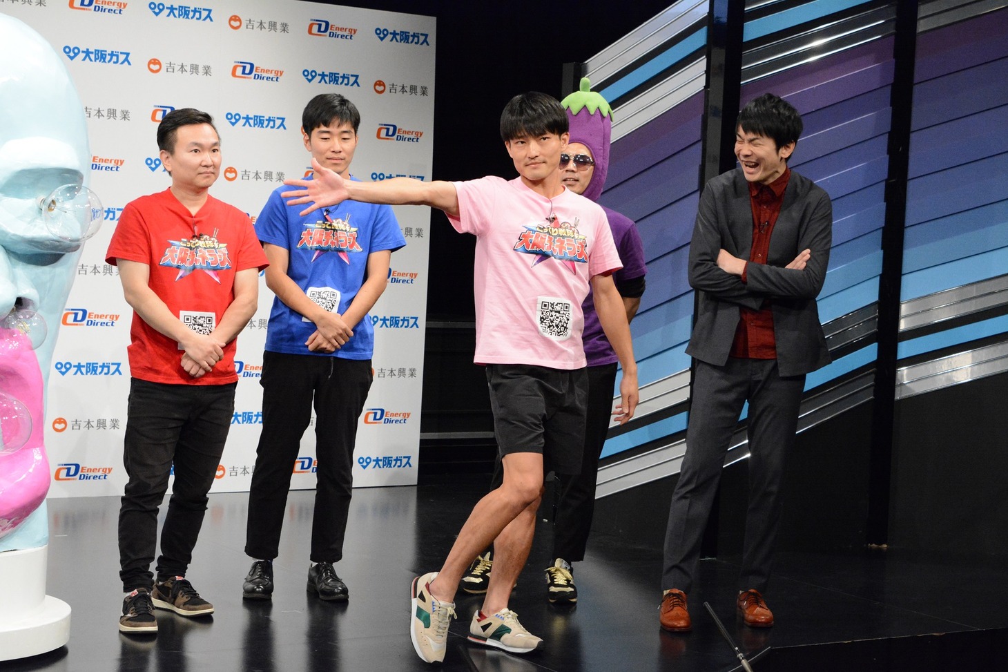 「犬やお坊さんの光景を無視してギャグの練習をしている1年目のお笑い芸人」を披露するジャルジャル福徳。