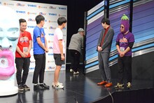 TUBE「夏祭り」を歌いながら舞台袖にハケていく野性爆弾くっきー！。