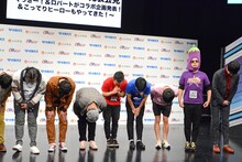 エンディングで頭を下げない天竺鼠・川原（右から2番目）。