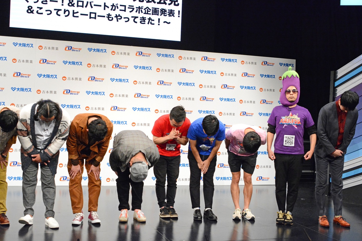 エンディングで頭を下げない天竺鼠・川原（右から2番目）。