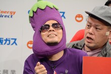 フォトセッション中にじゃれつく（左から）天竺鼠・川原、野性爆弾くっきー！。