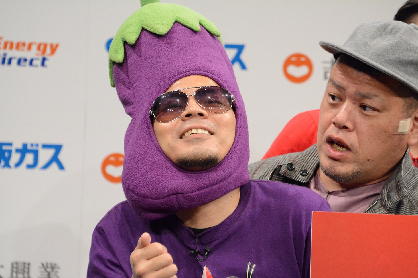 フォトセッション中にじゃれつく（左から）天竺鼠・川原、野性爆弾くっきー！。