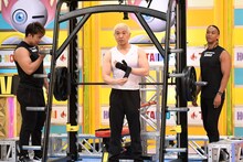 「炎の体育会TVSP」でベンチプレスに臨む松本人志（中央）。(c)TBS