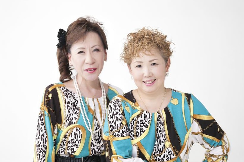 ミヤ蝶美・蝶子改めパピヨンズ。左から、ちよこ、ちよみ。