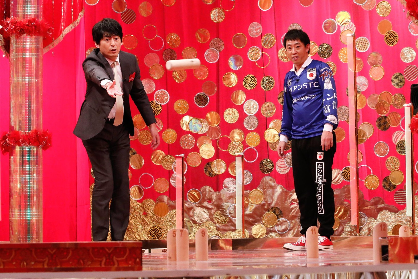 モルックを初体験する博多大吉（左）と、レクチャーするさらば青春の光・森田。(c)関西テレビ