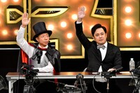 （左から）バイきんぐ小峠、くりぃむしちゅー有田。(c)TBS