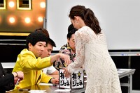 桐野安生（左）ら。(c)TBS