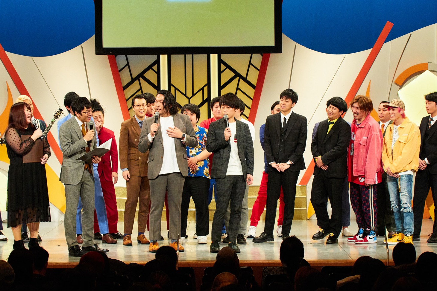 よしもと漫才劇場の会見で話す見取り図。