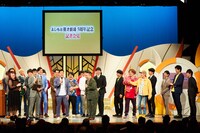 よしもと漫才劇場の会見で話すミルクボーイ。