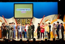 よしもと漫才劇場の会見で話すミルクボーイ。