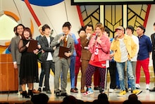 よしもと漫才劇場の会見で話すEXIT。