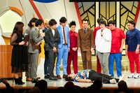 よしもと漫才劇場の会見で話す空気階段。