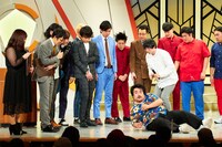 よしもと漫才劇場の会見で話す空気階段。