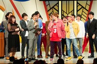 よしもと漫才劇場の会見で話すEXIT。